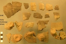Keramik der frühen Siedlungsphase aus Befund 654 E. (© J. Pechtl).
