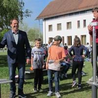Bürgermeister Siegfried Lobmeier und Schüler der Grundschule Loiching