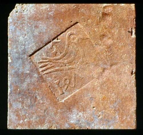 Datierte Bodenfliese von 1470 mit Vogelmotiv