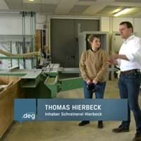 Eva Petzenhauser mit den Landkreis Gschichtn bei Thomas Hierbeck in Schöllnach.