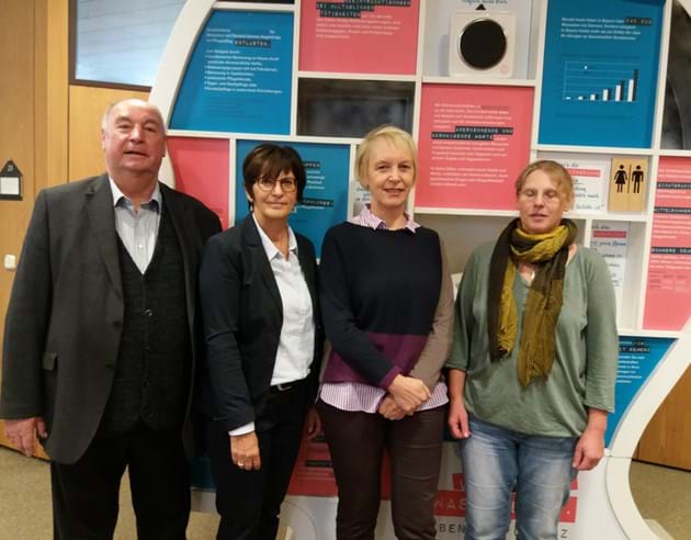 Infos zum Bild von links:

Stellv. Landrat Josef Färber, Sachgebeitsleiterin Maria Haller, Referentin Maria Kammermeier und Angelika Pagony.