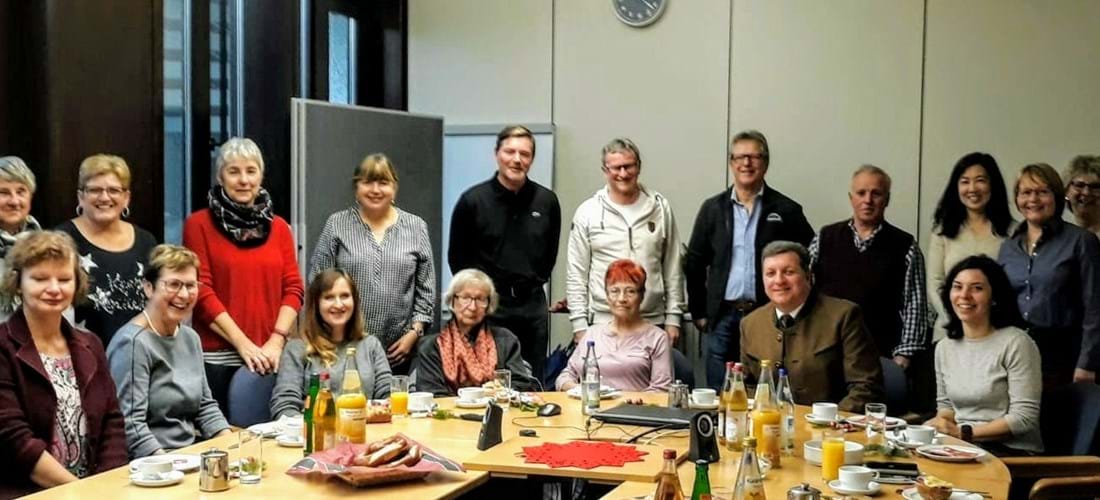 Die „WhatsApp“-Gruppe mit Landrat Bernreiter und Petra Schwankl (ganz rechts, sitzend) und Gertraud Schwankl (zweite von links, sitzend)