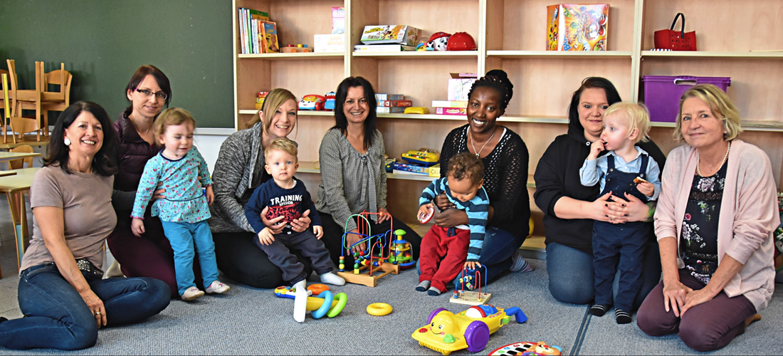 Familienkrankenschwester Andrea Voll (l.), KoKi-Mitarbeiterinnen Ellen Tsalos-Fürter (Mitte) und Anneliese Hellauer (r.) sowie die Mütter und Kinder des Eltern-Kind-Treffs.