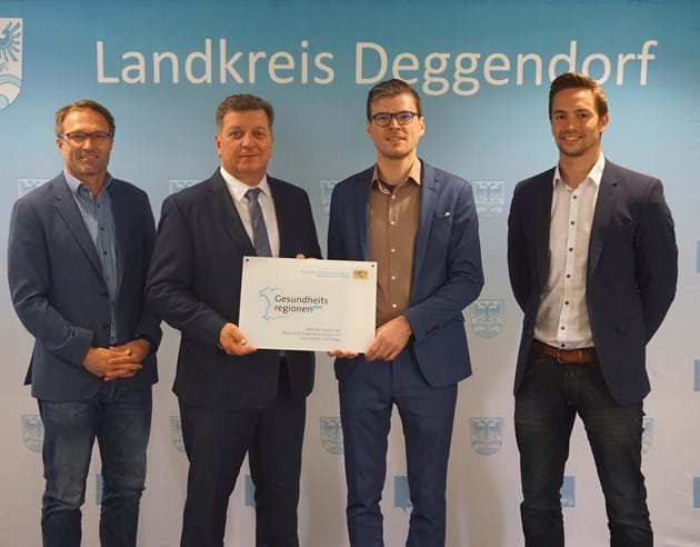 Gesundheit und Sport im Fokus: Regionalmanager Herbert Altmann (v.l.), Landrat Christian Bernreiter, Herr Dr. Till Beiwinkel von der fachlichen Leitstelle für Gesundheit und Lebensmittelsicherheit und neuer Geschäftsstellenleiter der Gesundheitsregion plus Rainer Unrecht.