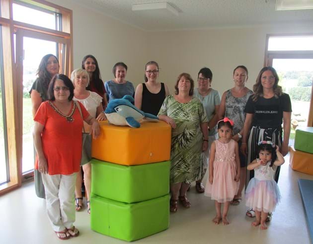 Fachberatungen/Fachaufsichten aus niederbayerischen Landkreise und Regierung von Niederbayern im Kindergarten St. Gunther Hengersberg Fr. Dagmar Blidon-Pernath (3. von links, hintere Reihe); Kita Leitungen Fr. Katja Fuchs (rechts außen) und daneben Fr. Simone Schütz (2. von rechts); Dipl. Sozialpäd. Jugendamt Deggendorf Christine Blöchl (1. von links, hintere Reihe)