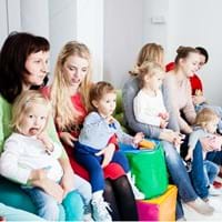 Gruppe von Müttern mit Babys