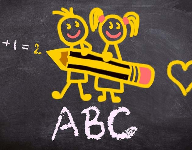 Tafel mit Cartoon Junge und Mädchen mit großem Stift und ABC