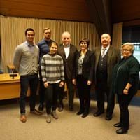 Gruppenbild von links nach rechts:  Rainer Unrecht (Geschäftsstellenleiter Gesundheitsregionplus), und Prof. Dr. Kolominsky-Rabas (digiDEM Bayern), Maria Haller (Leiterin Sozialamt), Josef Färber (stv. Landrat), Waltraud Kraus (Gesundheitsamt)