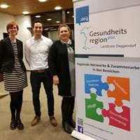 Sara Kobluk (Pflegeausbildungsfonds Bayern GmbH), Rainer Unrecht (Geschäftsstellenleiter Gesundheitsregionplus), Christine Halbig (Bundesamt für Familie und zivilgesellschaftliche Aufgaben)