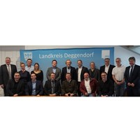 Mitglieder des Gesundheitsforums bestehend aus Vertretern der regionalen Gesundheitsverwaltung, Gesundheitspolitik und Gesundheitsversorgung mit Landrat Christian Bernreiter