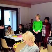 Von links: Stellv. Landrat Josef Färber, Jutta Staudinger, Lisa Simböck, Petra Schwankl mit der Runde der Ehrenamtlichen