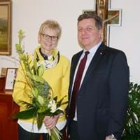 Sieglinde Gotzler mit Landrat Christian Bernreiter
