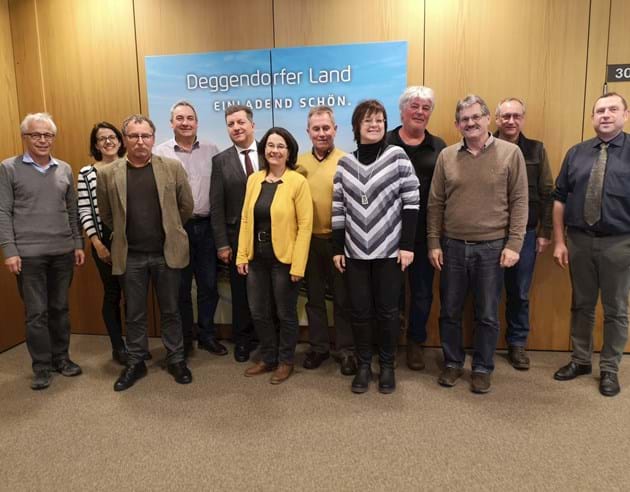 v. l. Walter Schubach, Abteilungsleiterin Heidi Bischoff, Dr. Josef Dachs, Bgm. Michael Klampfl, Landrat Christian Bernreiter, Irene Weinberger-Dalhof, Bern-hard Weindl, Martina Obser (Sachbearbeiterin), Uwe Schmidt, Rudolf Fisch, Wolf-Dieter Radike, Michael Bloch, Leiter der Unteren Naturschutzbehörde
Fehlen: Dr. Fabian Härtl, Bgm. Jürgen Roith