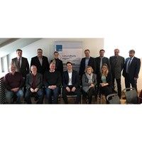 Im Bild die anwesenden Mitglieder des 2. Gesundheitsforums mit Landrat Christian Bernreiter