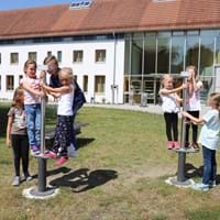 Vorplatz Museum mit Kindern am Stereoskop