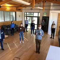Insgesamt 26 Famulanten in den Ldkr. Deggendorf, Regen und Freyung-Grafenau – hier die Gruppe im Ldkr. Deggendorf mit Dr. Wolfgang Blank, Markus Edinger (AOK Direktor Bayerwald) und Rainer Unrecht (Gesundheitsregionplus Landkreis Deggendorf).