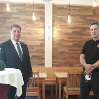 Landrat Christian Bernreiter und Johannes Audebert (re) im neuen „Jedermanns".png