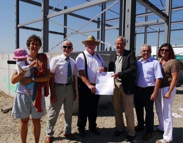 (v.l.) Sonja Hitthaler-Mangold mit Tochter Julia, Jürgen Fröbus, Erwin Schmid, Bernhard Blaim, Dr. Eberhard Pex und Michaela Karbstein