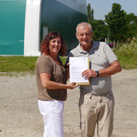 Bernhard Blaim vom Amt für Ernährung, Landwirtschaft und Forsten Regen übergibt die Förderzusage an die LAG-Geschäftsführerin Michaela Karbstein