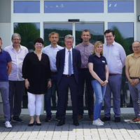 Landrat Bernd Sibler gemeinsam mit den Mitgliedern der Arbeitsgemeinschaft „generalistische Pflegeausbildung“ (Bildrechte: THD)
