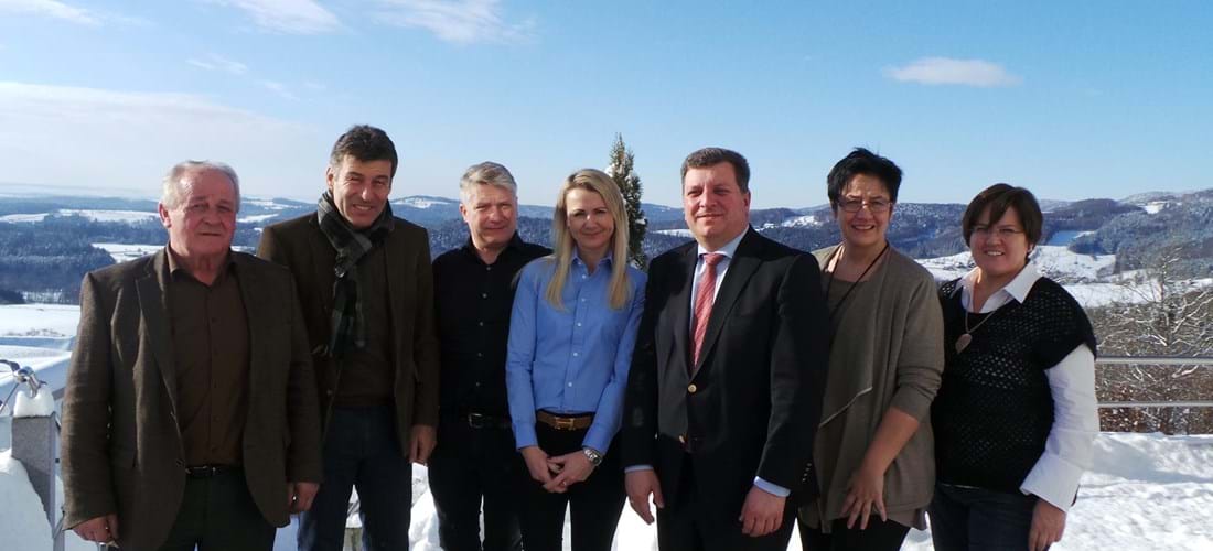 v.l.n.r.: Bgm. Josef Streicher, Günter Reimann, Volker + Bianca Thum, Landrat Christian Bernreiter, Christina Fuchs, Inge Edmeier