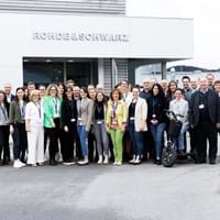 Gruppenbild der Teilnehmenden des BGM_Netzwerktreffen vor dem Werk Teisnach