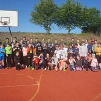 Für ein Gruppenbild war nach dem anstrengenden Training noch Zeit. Die Dritt- und Viertklässler der Grundschule Oberpöring mit ihren Trainern und den Organisatoren der Sportabzeichen-Aktion.jpg
