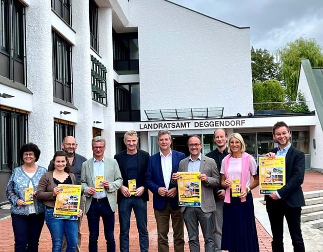 (v. l.) Bürgermeisterin Liane Sedlmeier, Alexandra Baumgartner, Thomas Graßl, Landrat Bernd Sibler, Robert Brunner, Bürgermeister Hans Schmalhofer, Kreisheimatpfleger Florian Jung, Andreas Kopp, Bürgermeisterin Renate Wasmeier, Stadtarchivar und Stadtheimatpfleger Dr. Florian Schneider, Foto: LRA Deggendorf