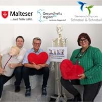 Josef Kandler (Malteser), Landrat Bernd Sibler und Dr. Ila Schnabel (Hausärztin) werben für die Aktion.