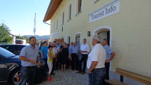 Interessiert folgen die Gäste den Ausführungen von Bürgermeister Michael Reitberger zur neuen Dorfmitte Lalling.