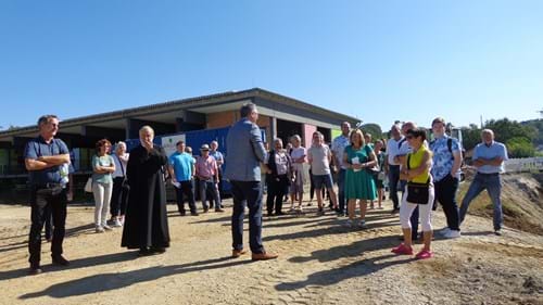 Bürgermeister Andreas Moser führt die Exkursionsteilnehmer durch die Baustelle des zukünftigen „Inklusiven Naturfreibads Metten“.