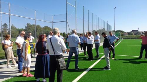 Michael Stadler erklärt die lange Entstehungsgeschichte des „Integrativen Allwetterplatzes“ der Spielvereinigung Osterhofen.