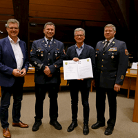 von links: Plattlings Bürgermeister Hans Schmalhofer, Thomas Reichl, Landrat Bernd Sibler, Kreisbrandrat Erwin Wurzer