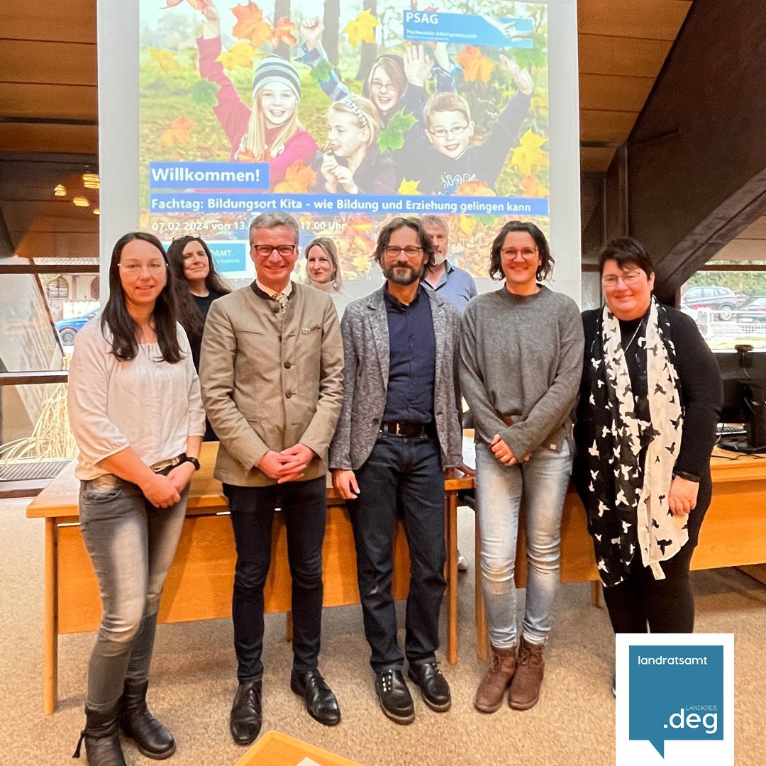 Von links nach rechts: Simone Schütz, Christine Blöchl, Landrat Bernd Sibler, Michaela Weber,  Dr. Andreas Wildgruber, Tobias Zitzelsberger, Elke Poxleitner, Christine Forster (Referenten und Veranstalter)