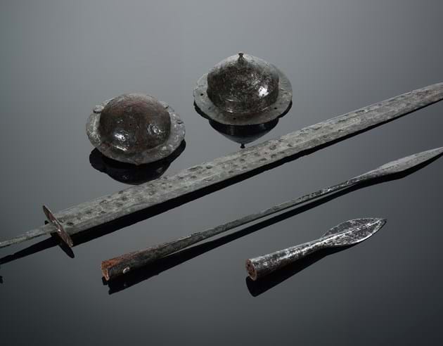 Bajuvarische Waffen aus dem frühmittelalterlichen Gräberfeld von Künzing. Leihgabe Archäolog. Staatsammlung München