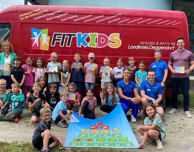 v.l. Die Klasse 1a der Grundschule Edenstetten mit Klassenlehrerin Christina Gürstner, Christa Katzdobler (AOK), Ernährungsberaterin Theresa Müller, Dominic Maul und Julia Eckert (beide KJR) und Rainer Unrecht (Gesundheitsregionplus).