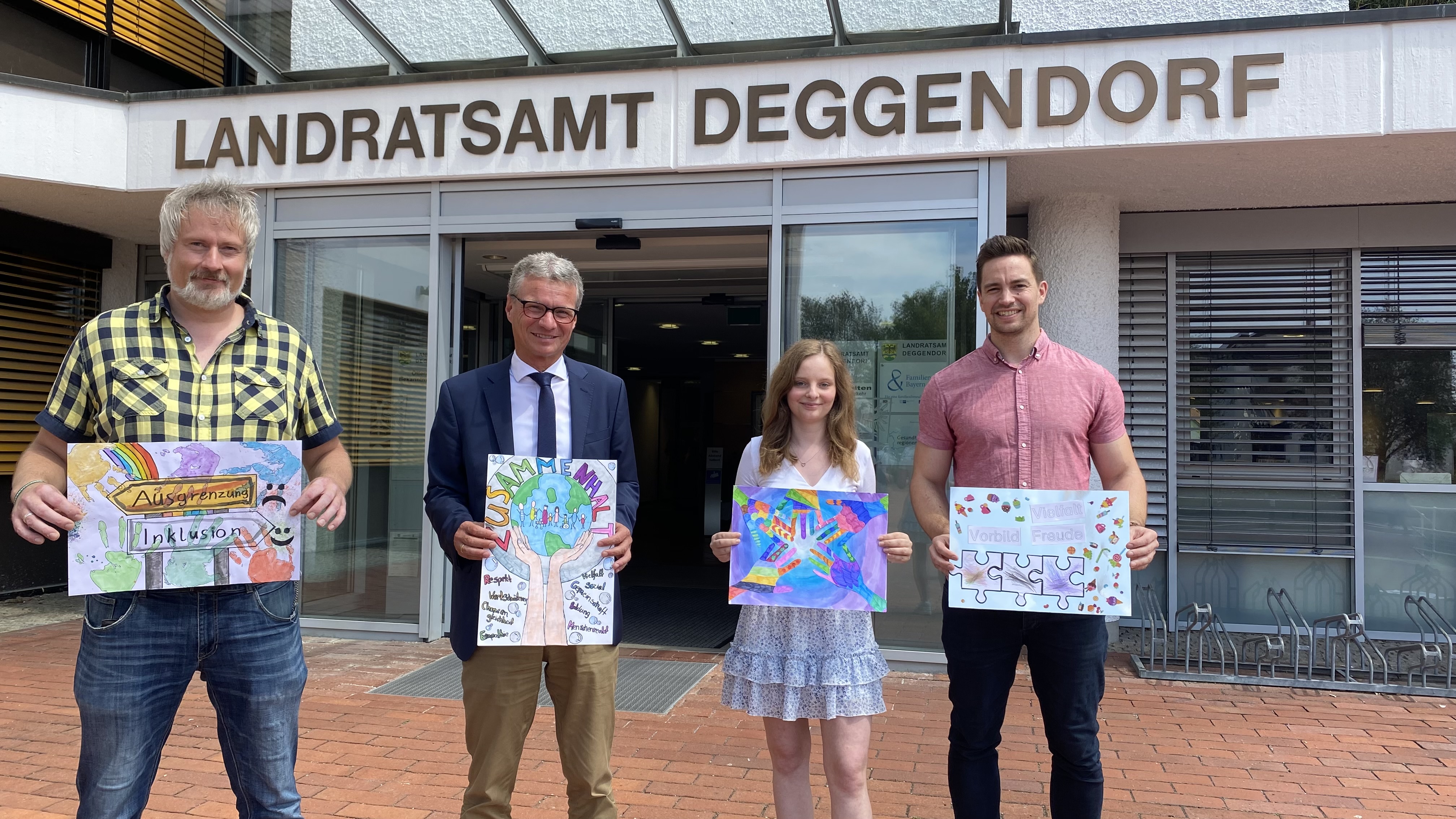 Malwettbewerb Inklusion mit den Siegerfotos.jpg