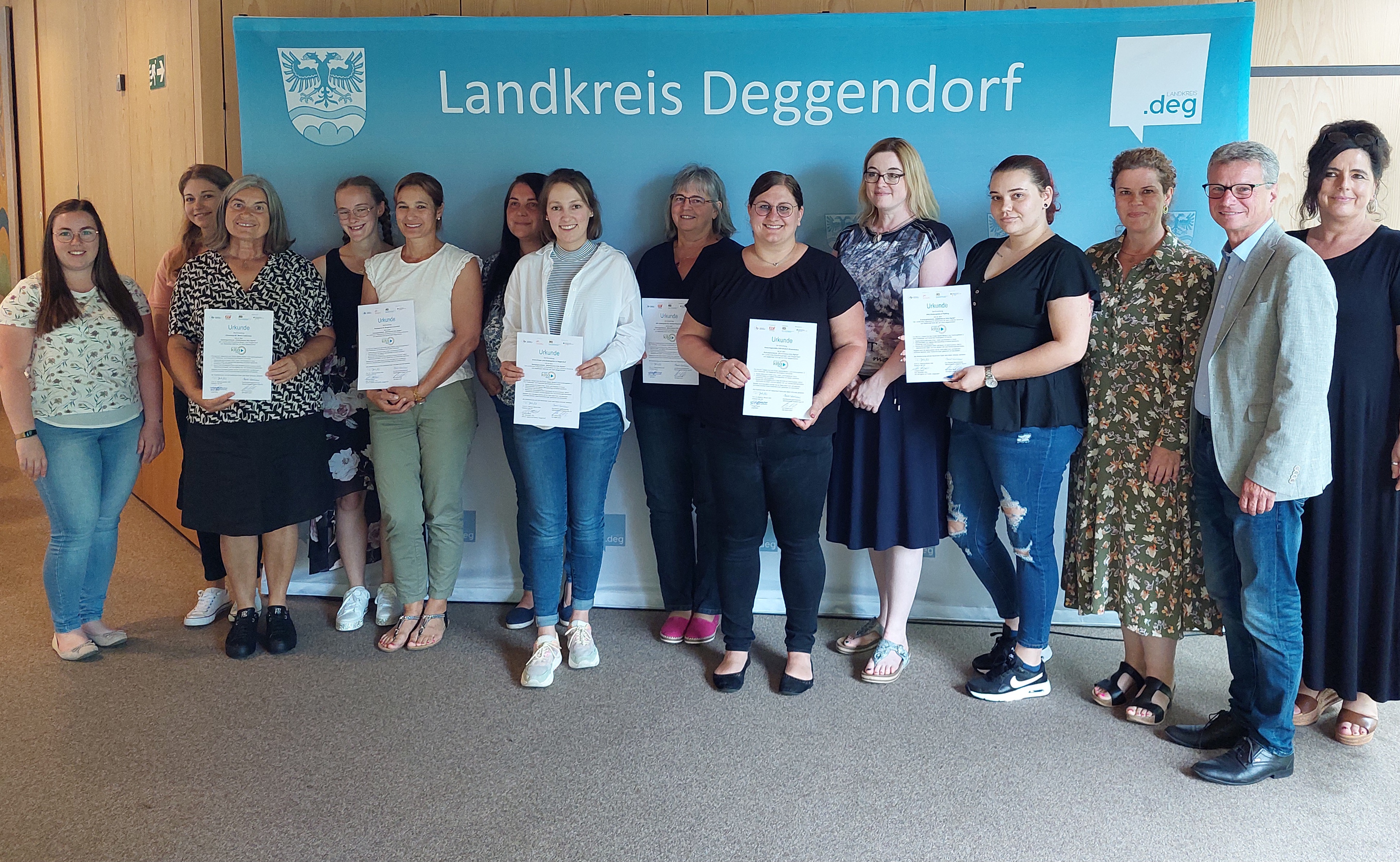 Auf dem Foto sind die päd. Fachkräfte aus den teilnehmenden Kitas zu sehen. Die Referentin, Fr. Frehse-Oisch, steht links neben Herrn Landrat Bernd Sibler, rechts daneben ist Frau Christine Blöchl, Sozialpädagogin am Landratsamt Deggendorf zu sehen.