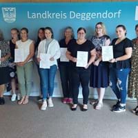 Auf dem Foto sind die päd. Fachkräfte aus den teilnehmenden Kitas zu sehen. Die Referentin, Fr. Frehse-Oisch, steht links neben Herrn Landrat Bernd Sibler, rechts daneben ist Frau Christine Blöchl, Sozialpädagogin am Landratsamt Deggendorf zu sehen.