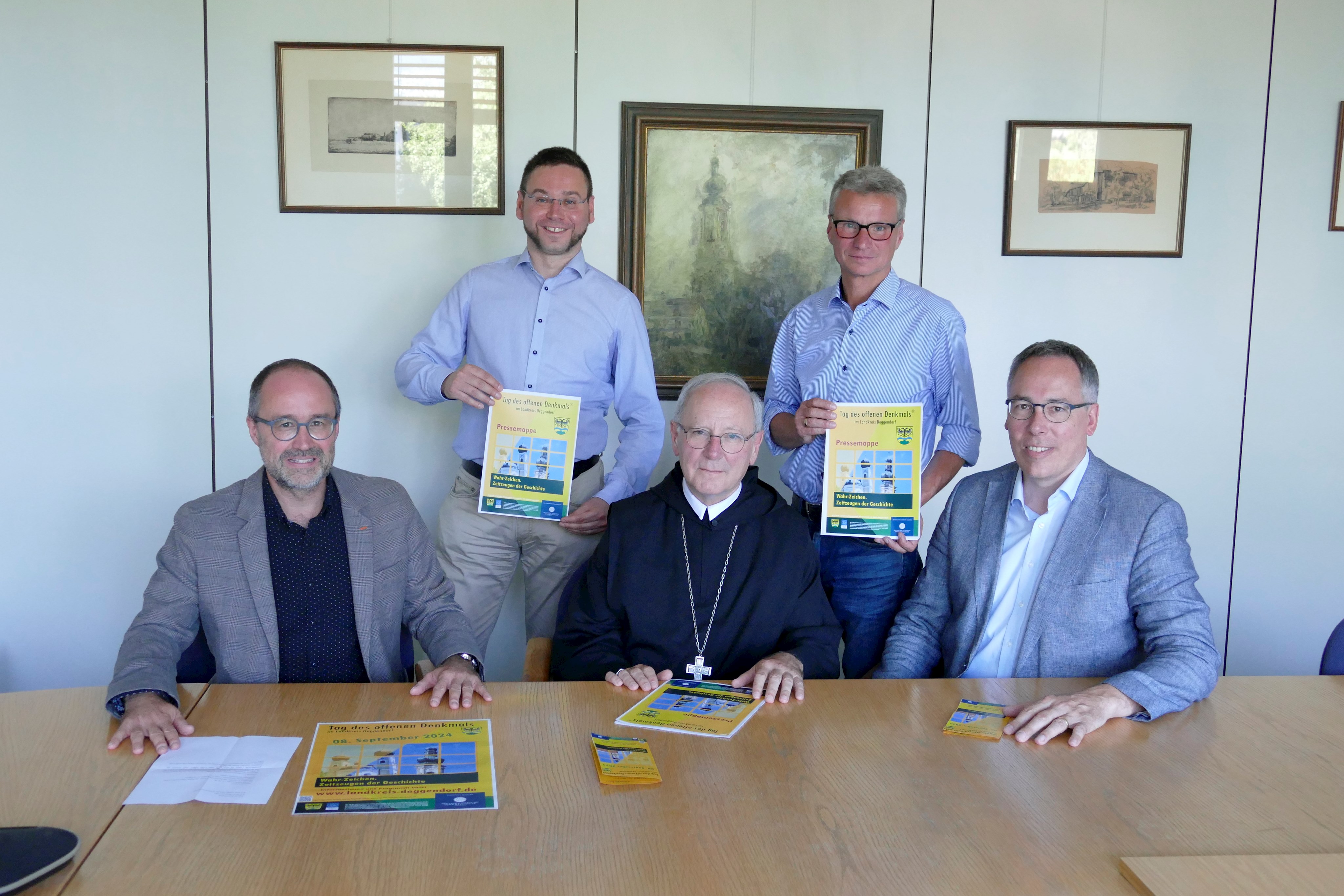 Bildunterschrift: v. l. n. R.: Kreisheimatpfleger Florian Jung, Stadtarchivar Dr. Florian Schneider, Abt Athanasius Berggold OSB, Landrat Bernd Sibler, Bürgermeister Andreas Moser.