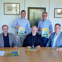Bildunterschrift: v. l. n. R.: Kreisheimatpfleger Florian Jung, Stadtarchivar Dr. Florian Schneider, Abt Athanasius Berggold OSB, Landrat Bernd Sibler, Bürgermeister Andreas Moser.