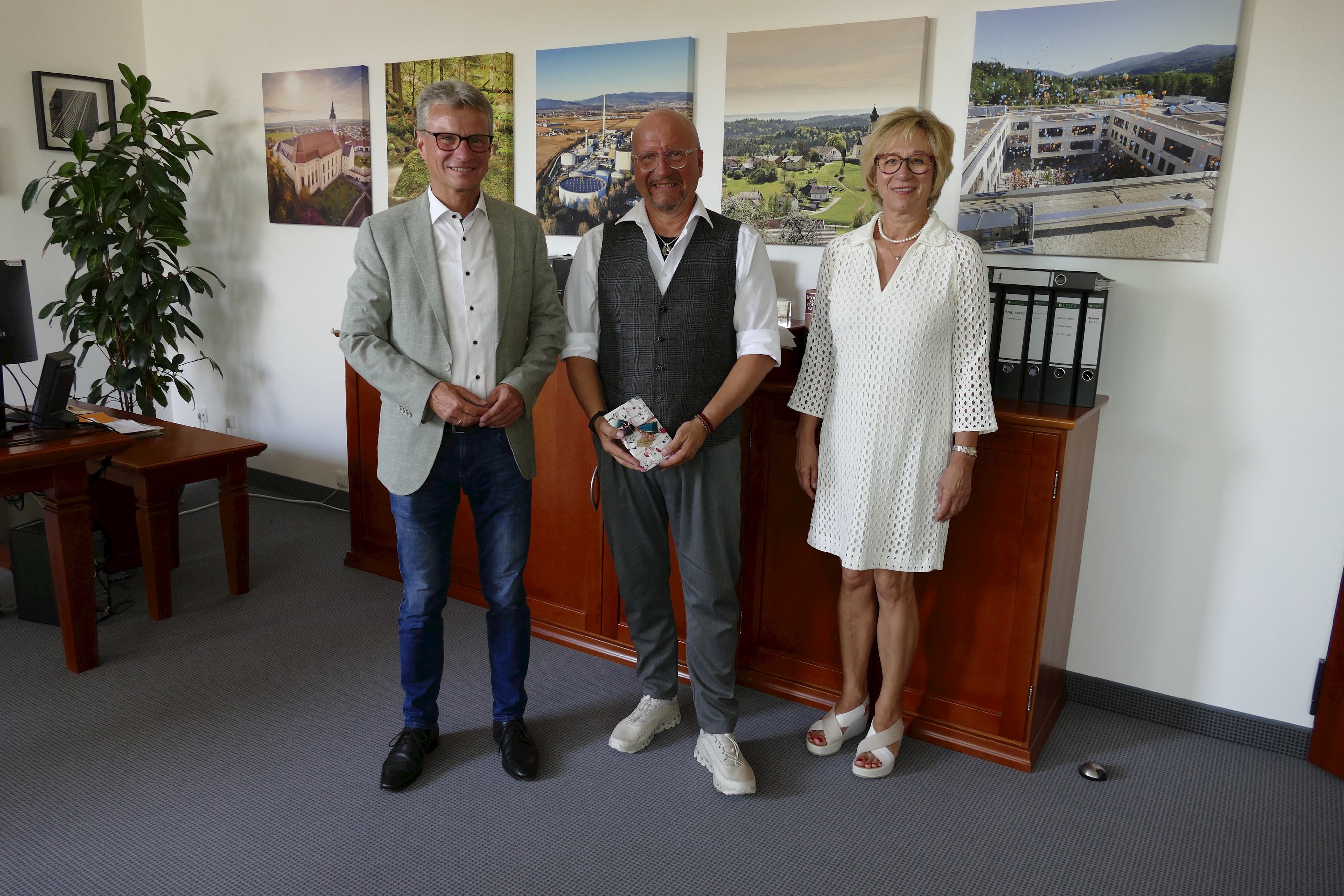 Foto: Landratsamt: Von links: Landrat Bernd Sibler, Mario Materne, Jutta Staudinger – mach Freiwilligenzentrum