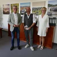 Foto: Landratsamt: Von links: Landrat Bernd Sibler, Mario Materne, Jutta Staudinger – mach Freiwilligenzentrum