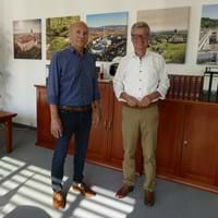 Foto: Landratsamt. Von links: Rainer Puhani und Landrat Bernd Sibler