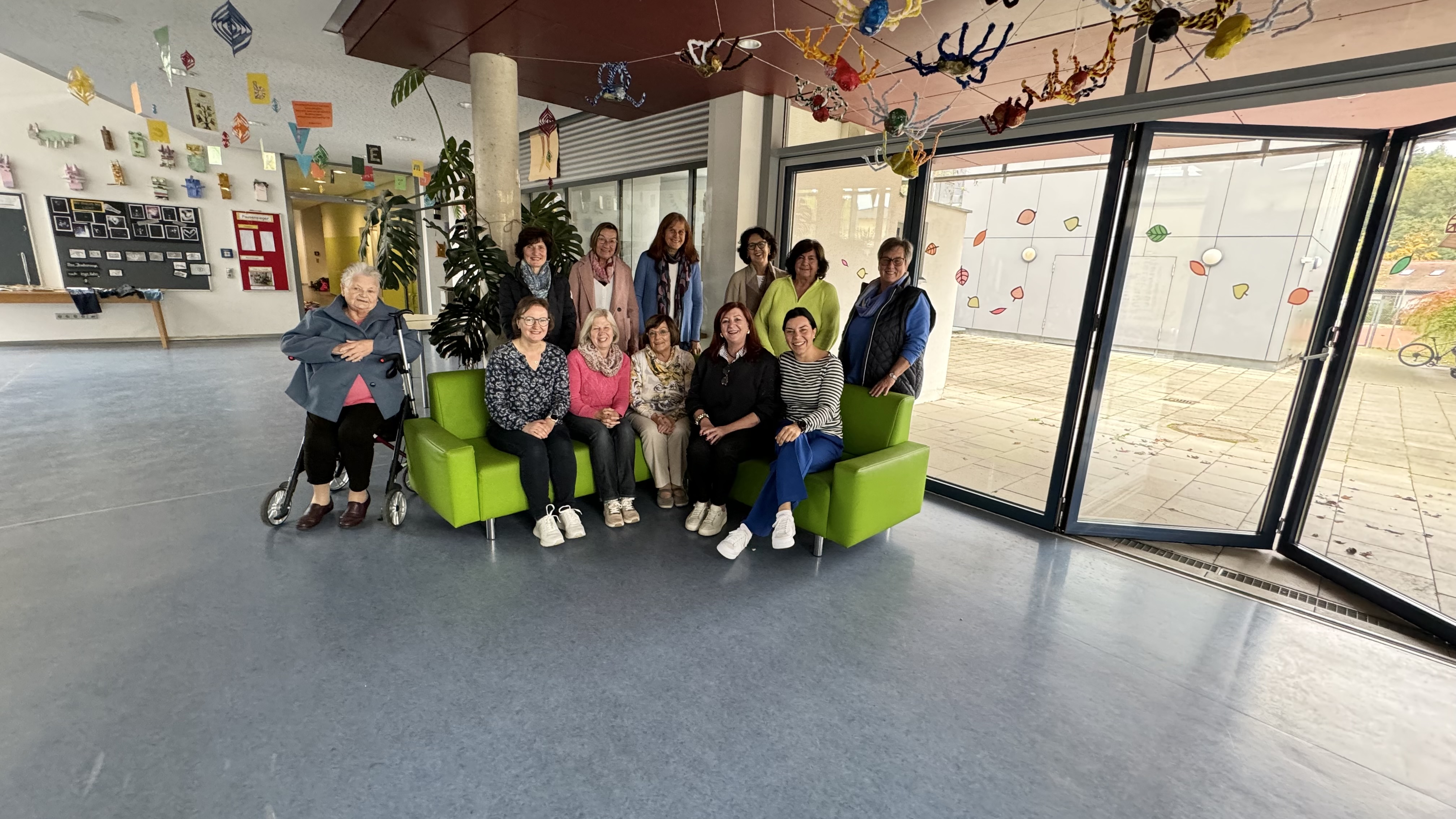 Bildunterschrift: Schulleiterin der Abt-Utto-Grundschule Metten Beate Schlichenmeier (2. Von rechts sitzend) und Petra Schwankl vom MACHMIT Freiwilligenzentrum Deggendorf (rechts, sitzend) im Kreise der Mettener Lesepaten