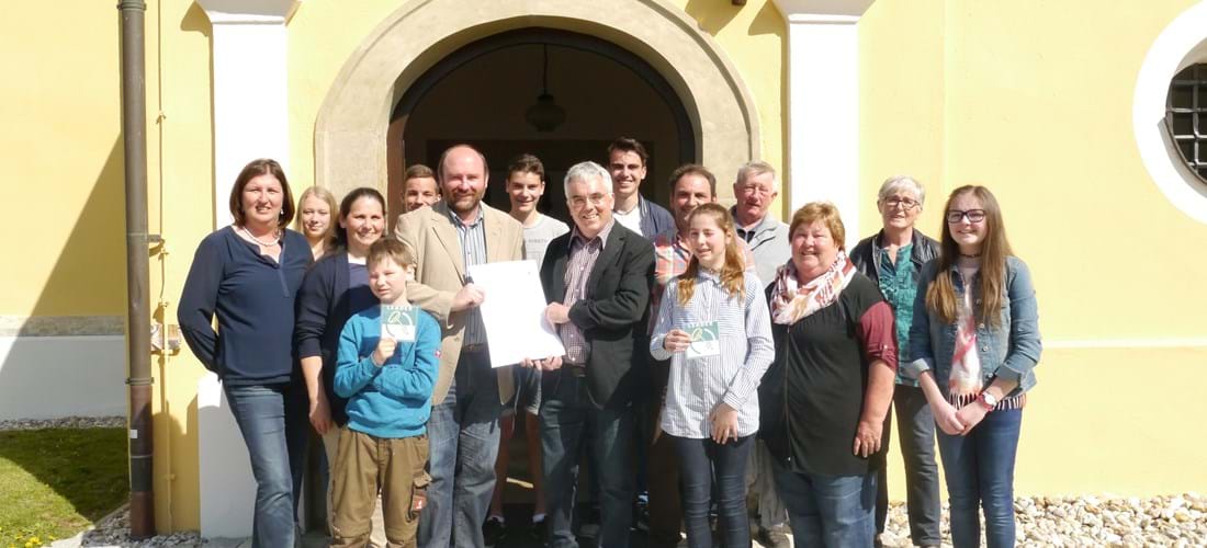 Dr. Eberhard Pex übergibt den Zuwendungsbescheid an Roland Stieglmeier-Maidl