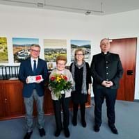 Ehrung Weinzierl: Von links: Landrat Bernd Sibler, Marianne Weinzierl, Friedericke Sandner, Pfarrer Richard Simon