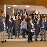 Gruppenbild der Ausgezeichneten mit Kreisgeschäftsführer Gerhard Gansl, Landrat Bernd Sibler und den Heimatbürgermeistern der Geehrten