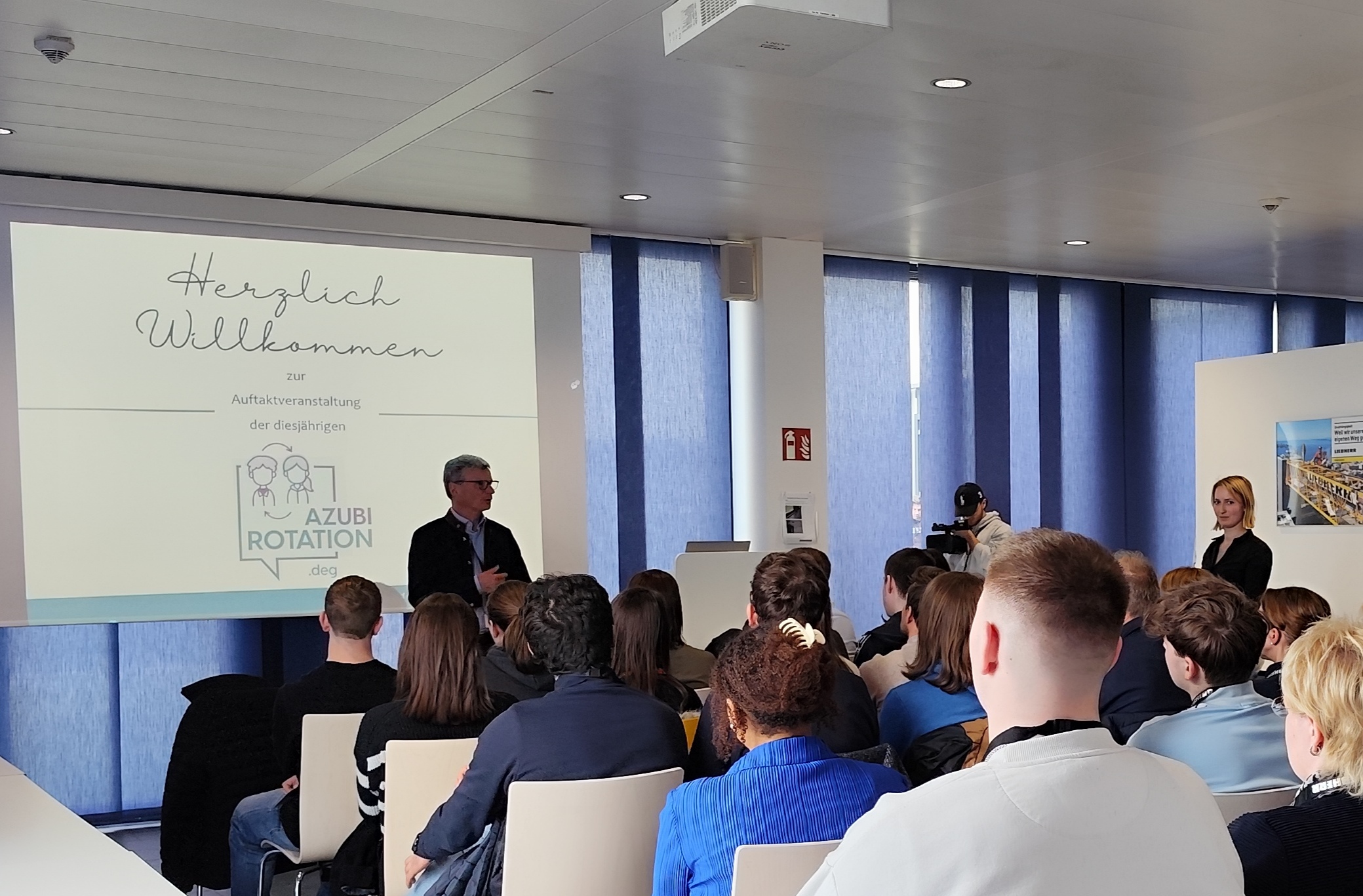 Landrat Bernd Sibler begrüßte die Teilnehmer bei der Firma Liebherr