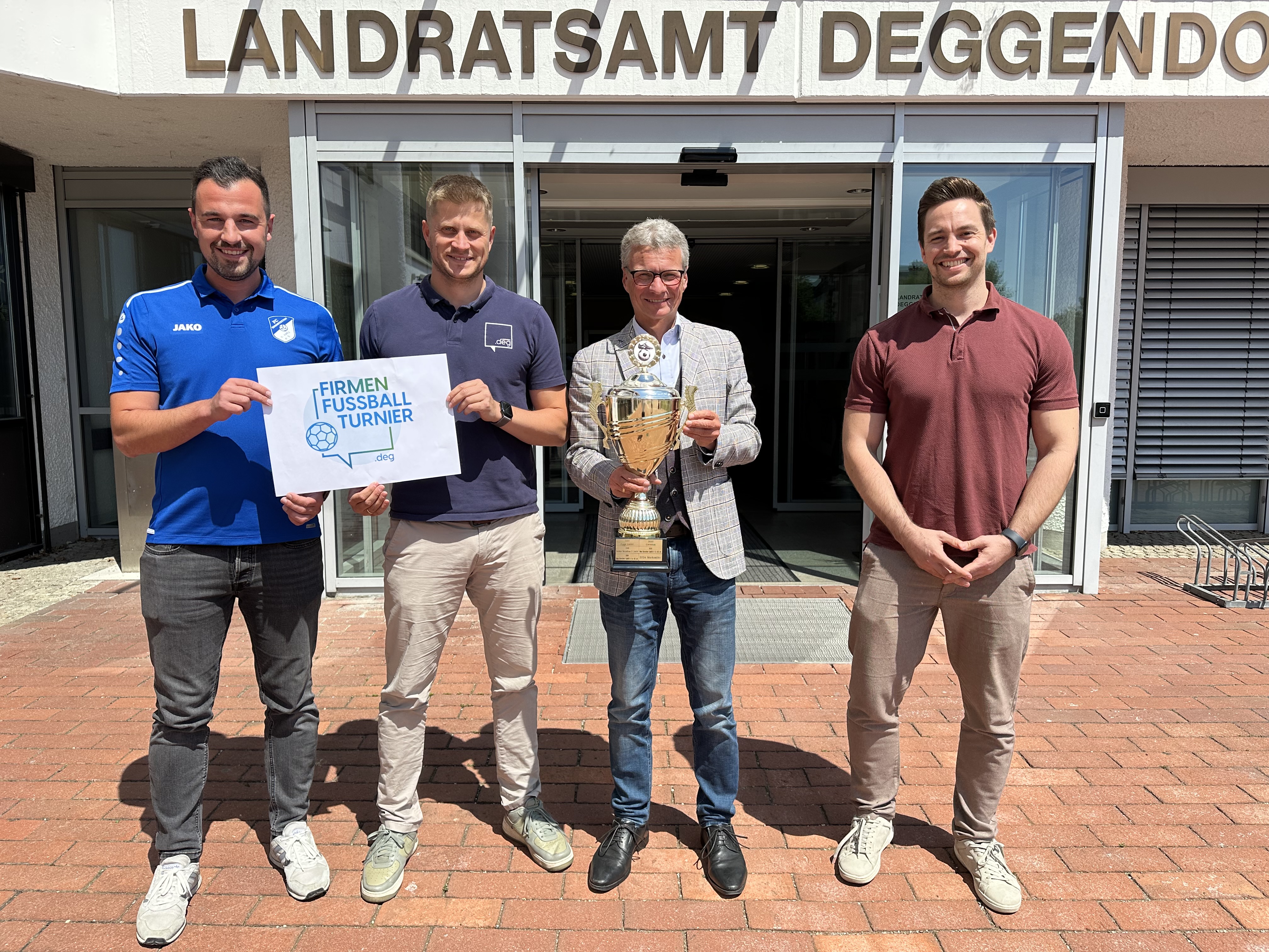 Bild v.l. Florian Salzberger (1. Vorstand FC Edenstetten), Andreas Ober (Wirtschaftsreferent Landkreis Deggendorf), Landrat Bernd Sibler und Rainer Unrecht (Geschäftsstellenleiter Gesundheitsregionplus)